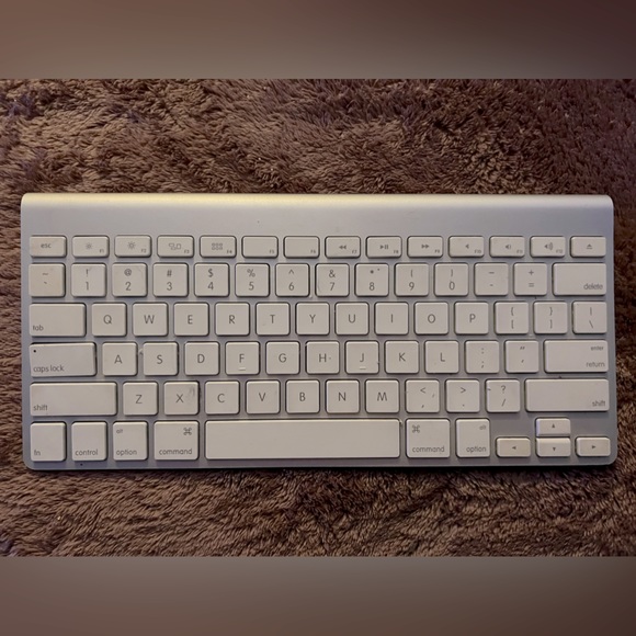 Apple wireless Bluetooth keyboard, must have for anyone with a laptop or tablet! - Picture 1 of 4